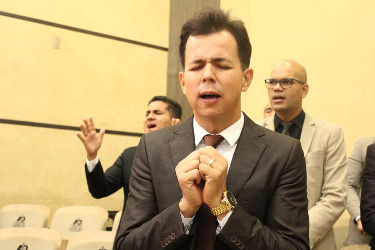 Famílias reunidas na presença de Deus