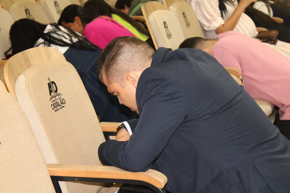 Momentos de oração e intercessão